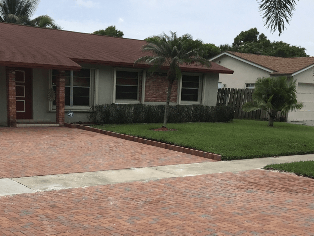 Concrete segmental retaining wall along driveway