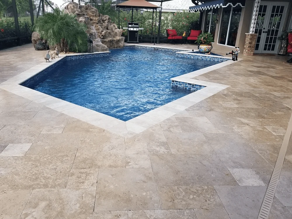 A pool with swimming pool coping pavers